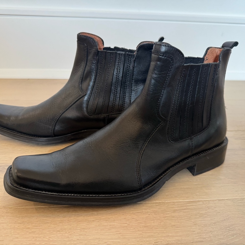 Filanto Elegant Black Chelsea Boots with Elastic Panels